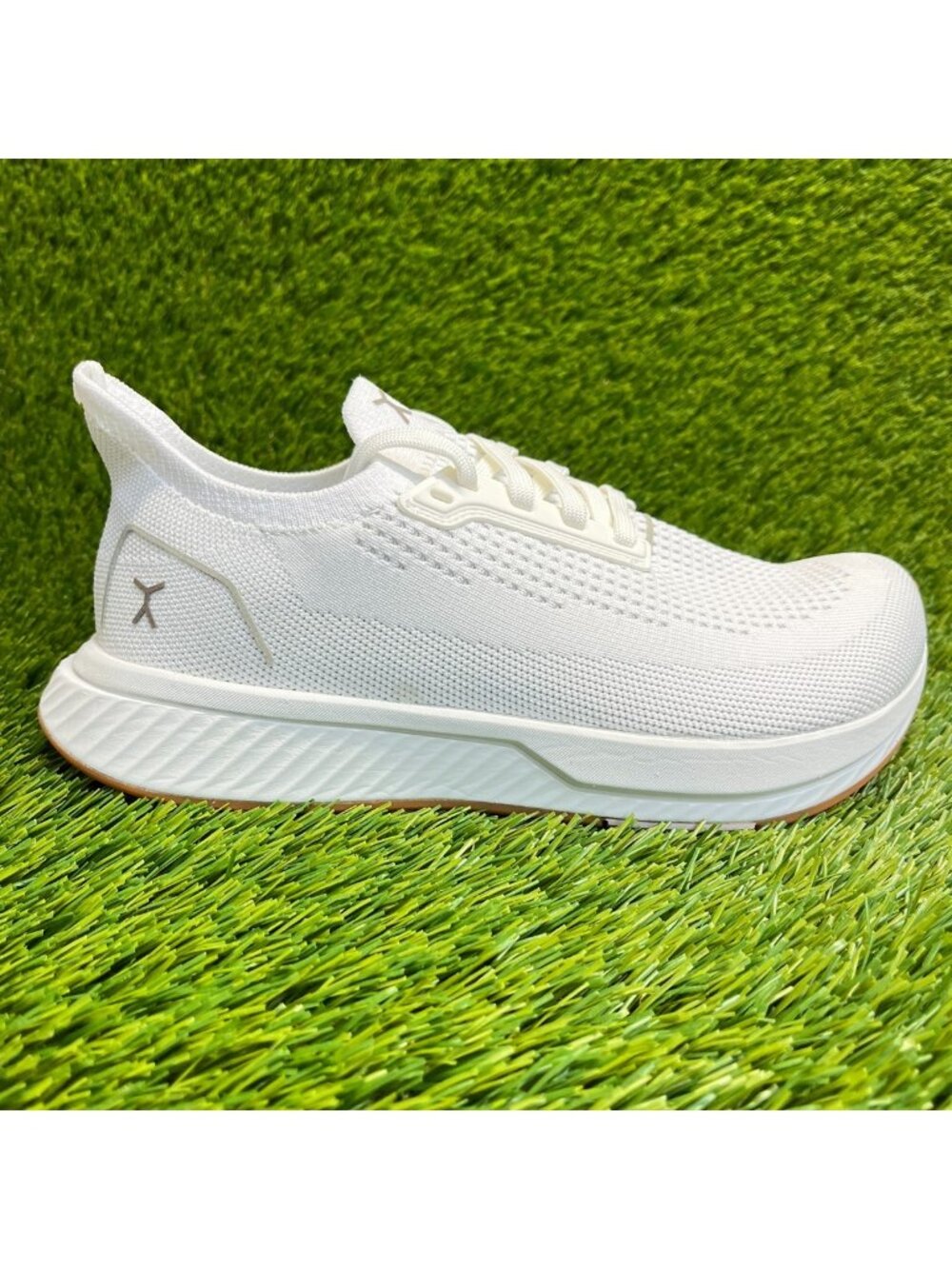 Flux Adapt Runner White Gum Womens Size 7.5 Running Athletic Walking Knit Shoes